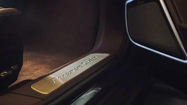 Porsche Panamera Sport Turismo - sill