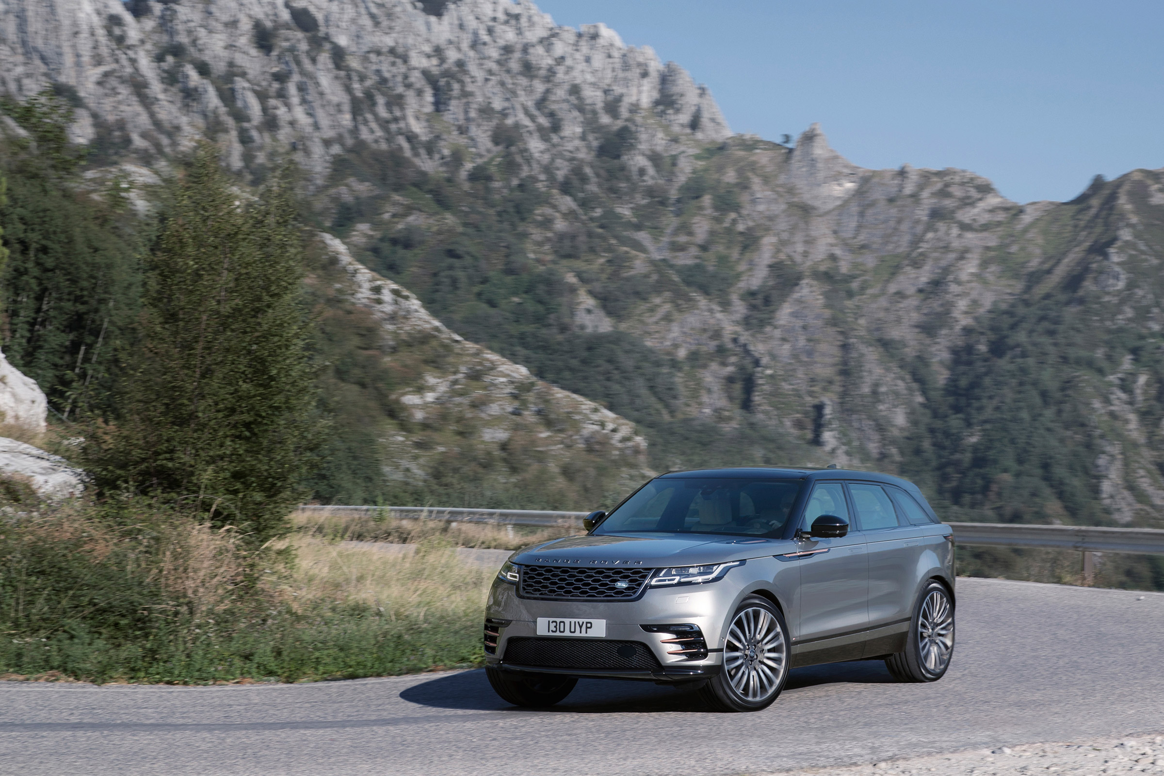 Range Rover Velar - front cornering