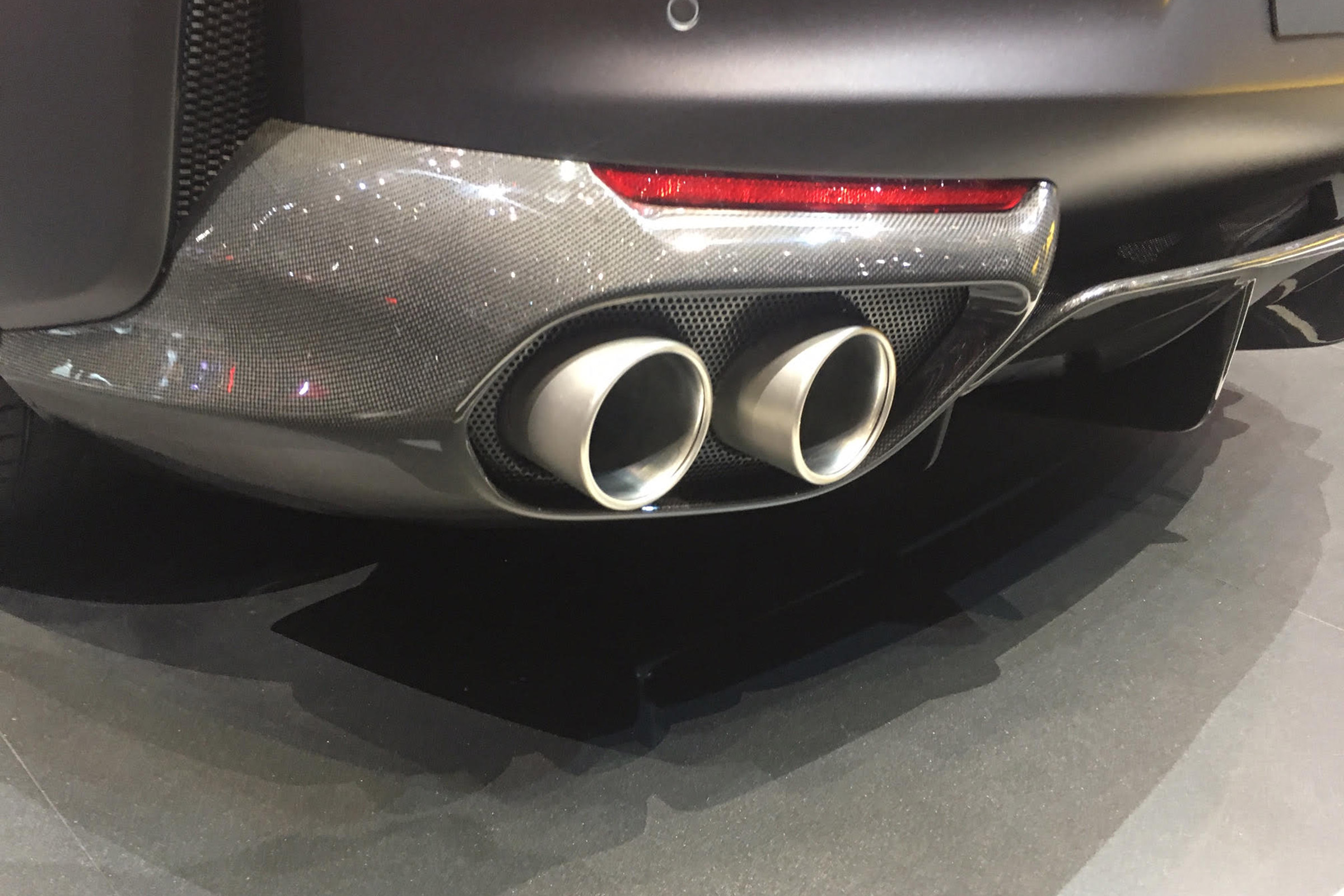 Ferrari 812 Superfast - Geneva exhaust pipe