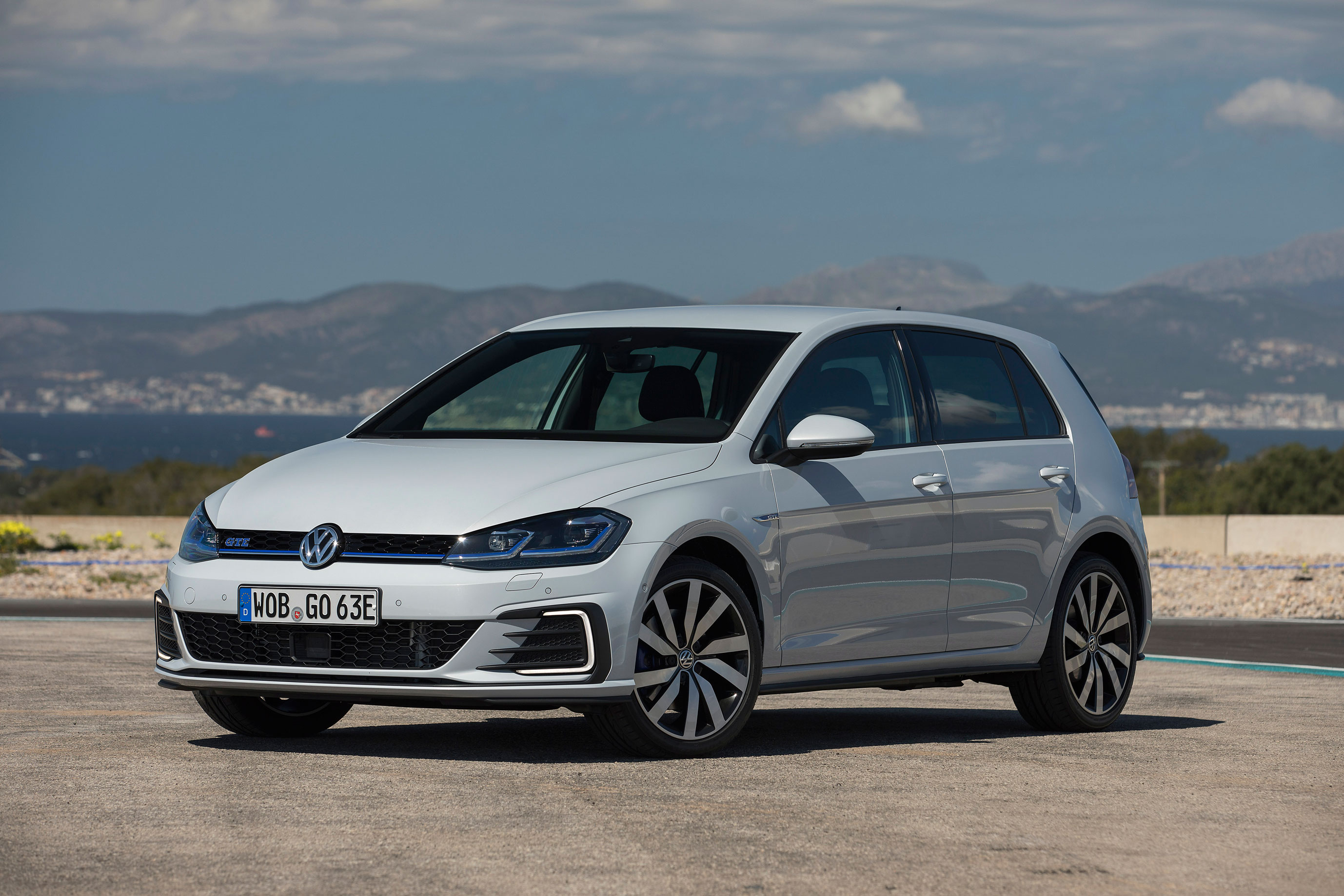 2017 Volkswagen Golf GTE - Front