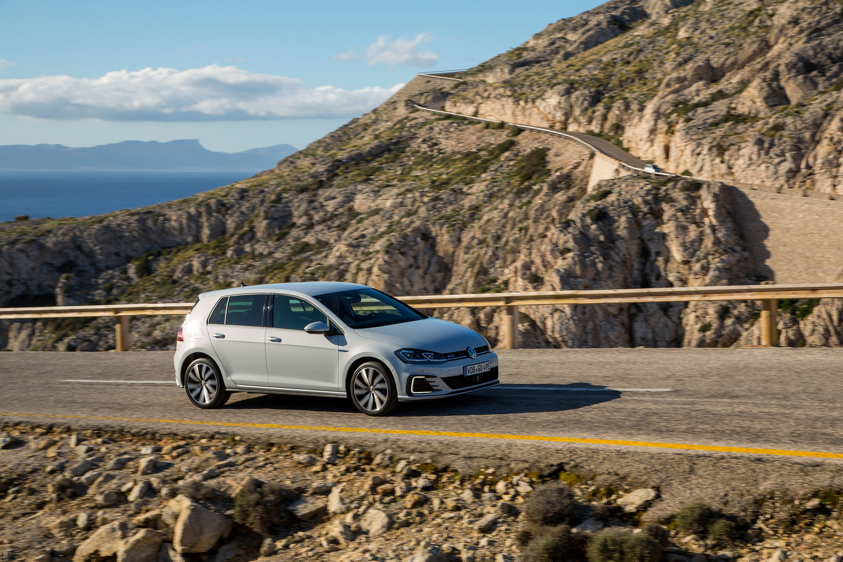 2017 Volkswagen Golf GTE - Side