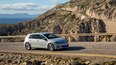 2017 Volkswagen Golf GTE - Side