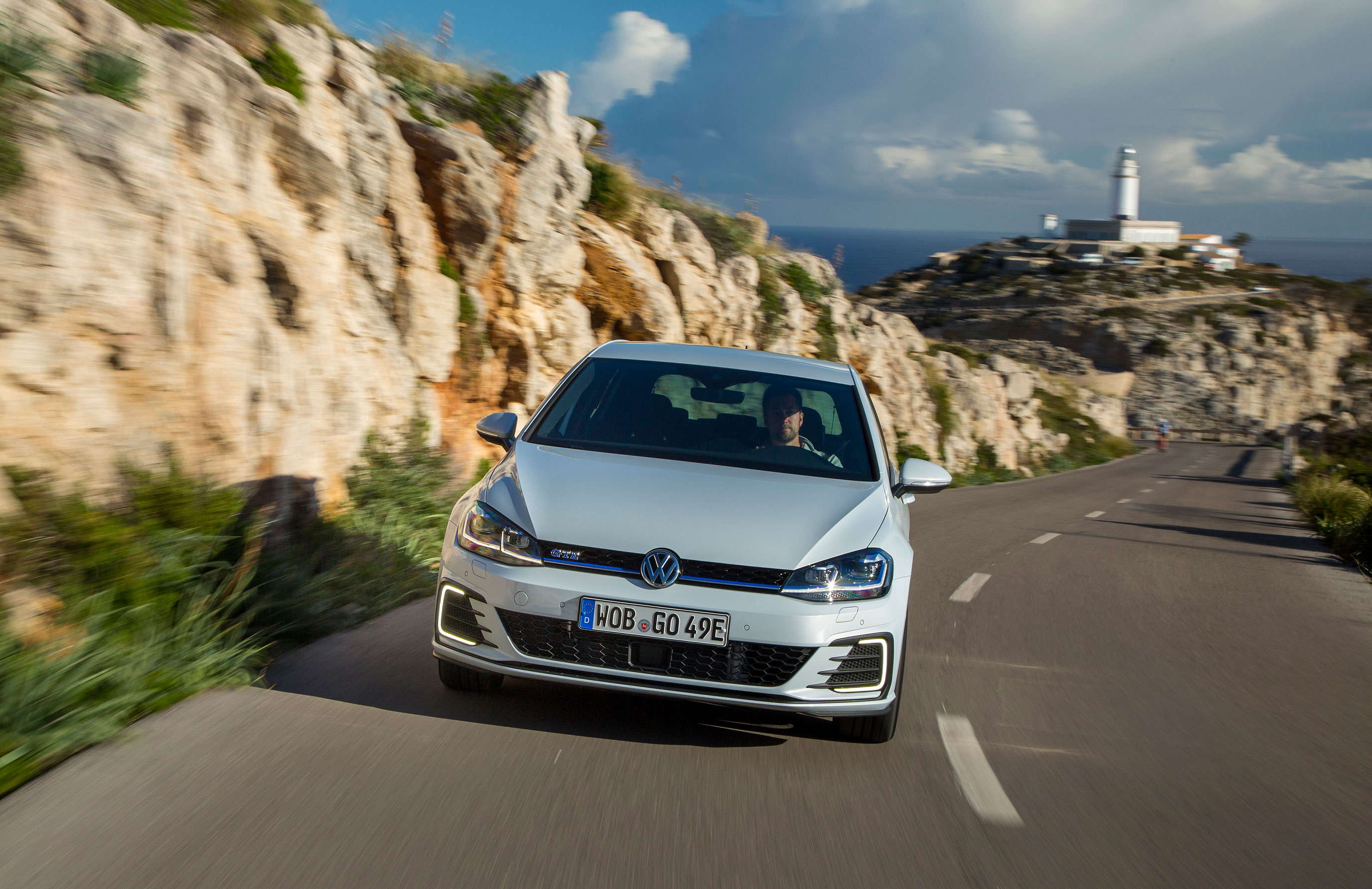2017 Volkswagen Golf GTE - Front