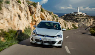 2017 Volkswagen Golf GTE - Front