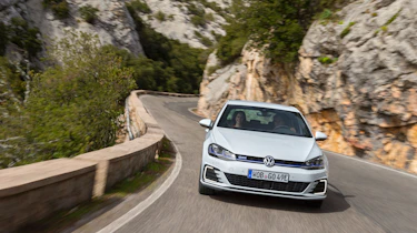 2017 Volkswagen Golf GTE - Front