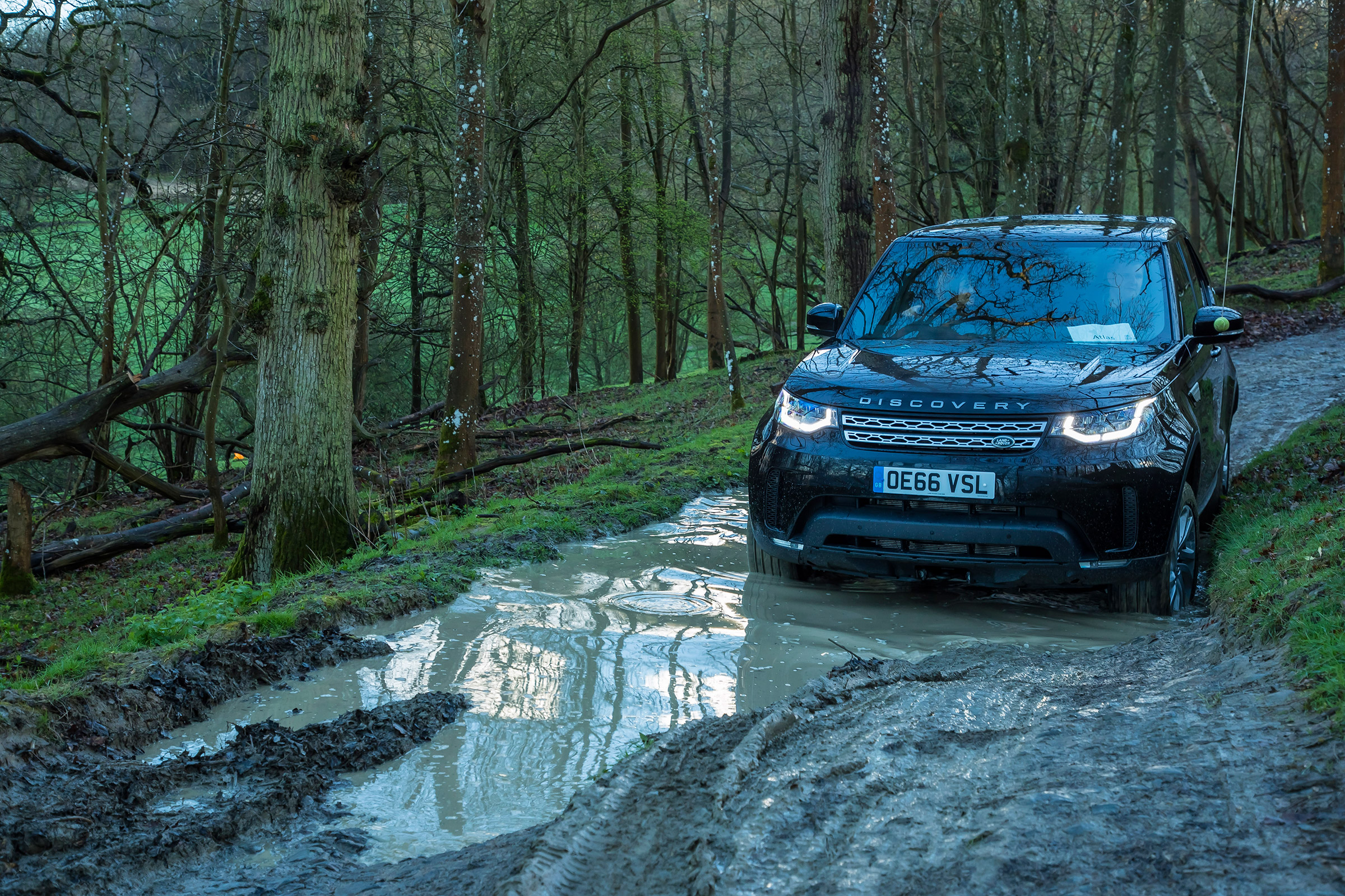 Land Rover Discovery - front