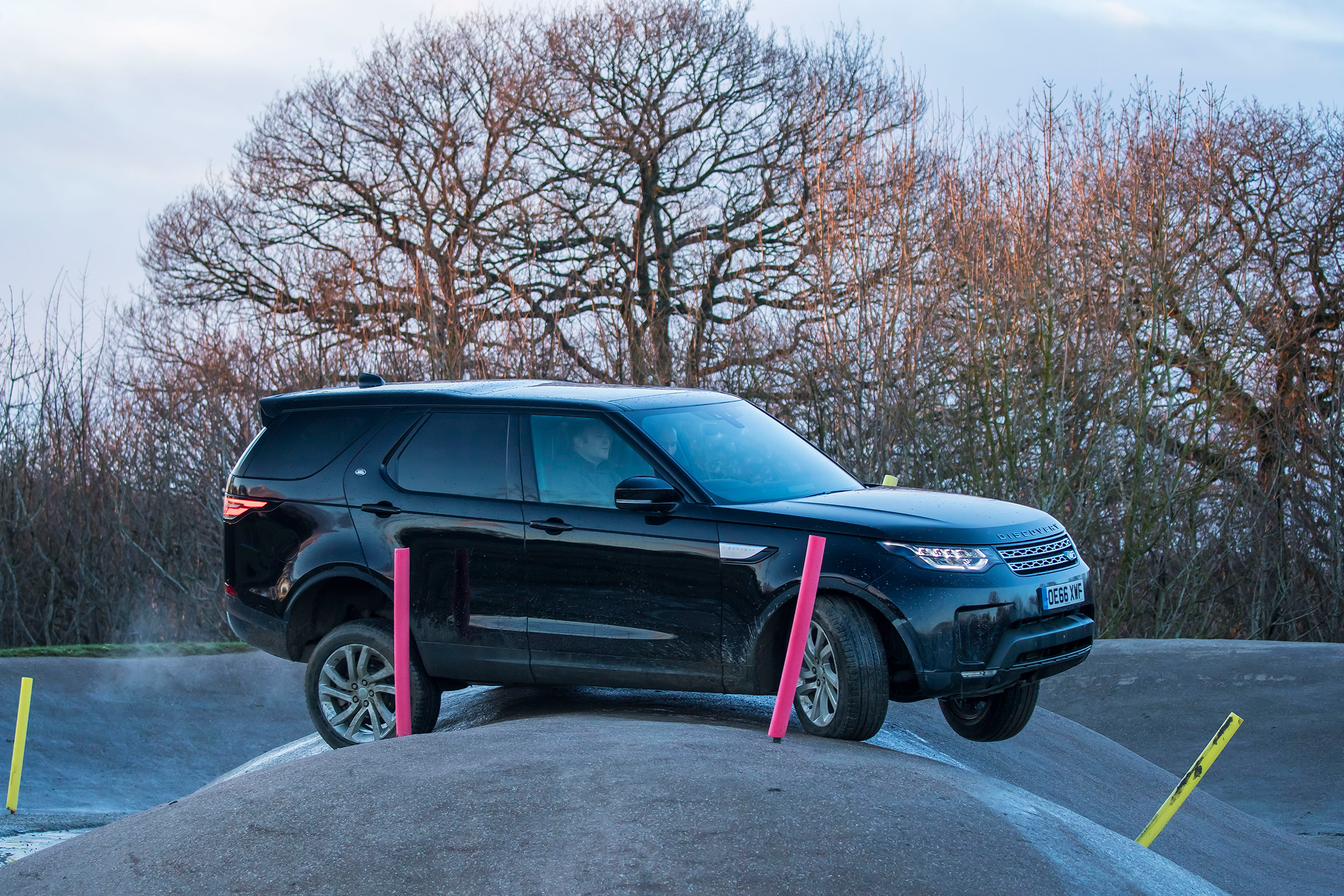 Land Rover Discovery - hill