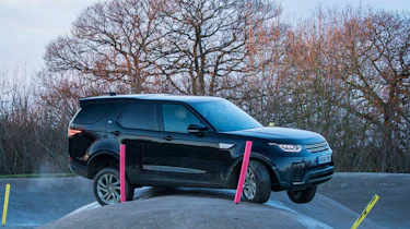 Land Rover Discovery - hill