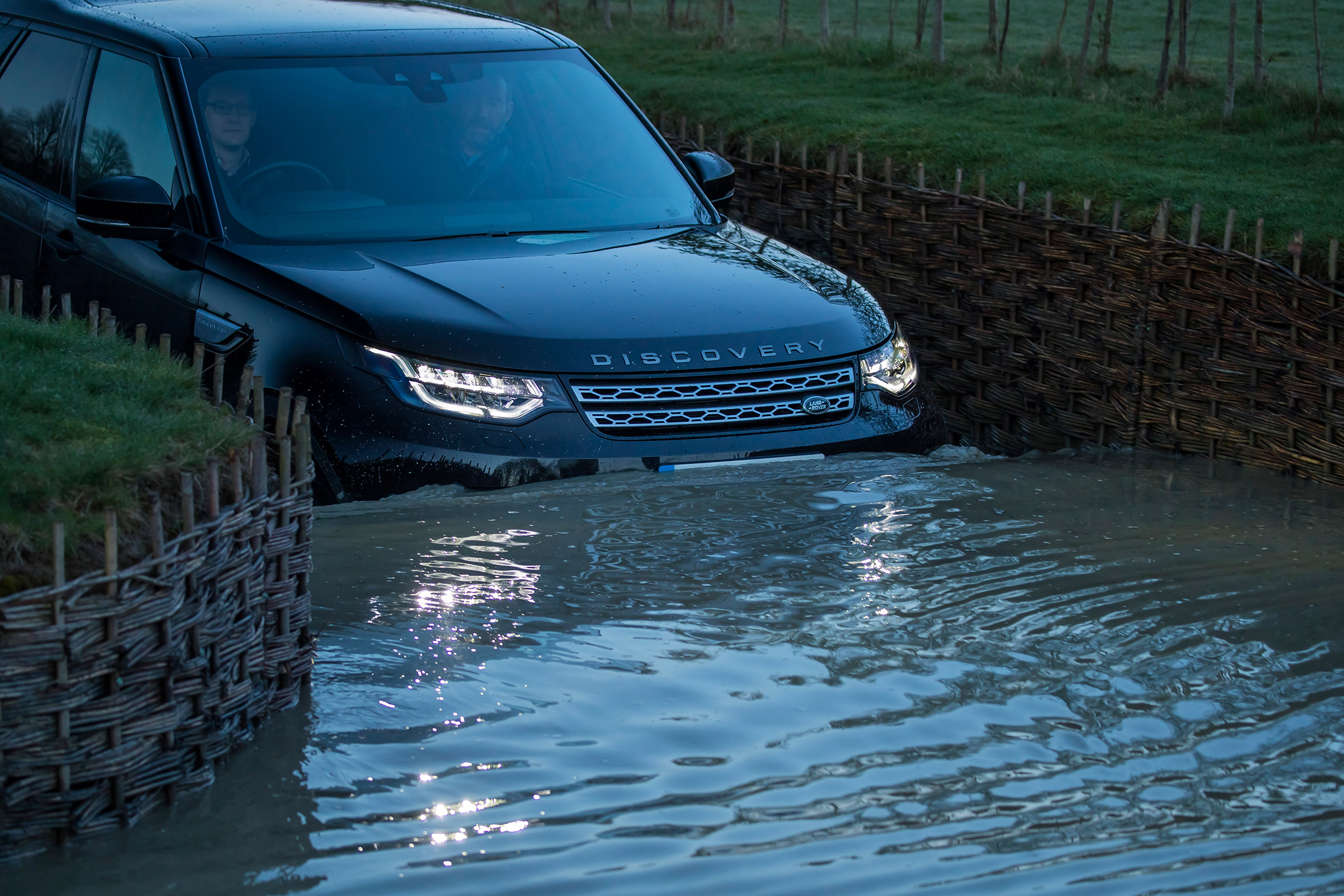 Land Rover Discovery - water