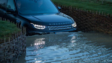 Land Rover Discovery - water