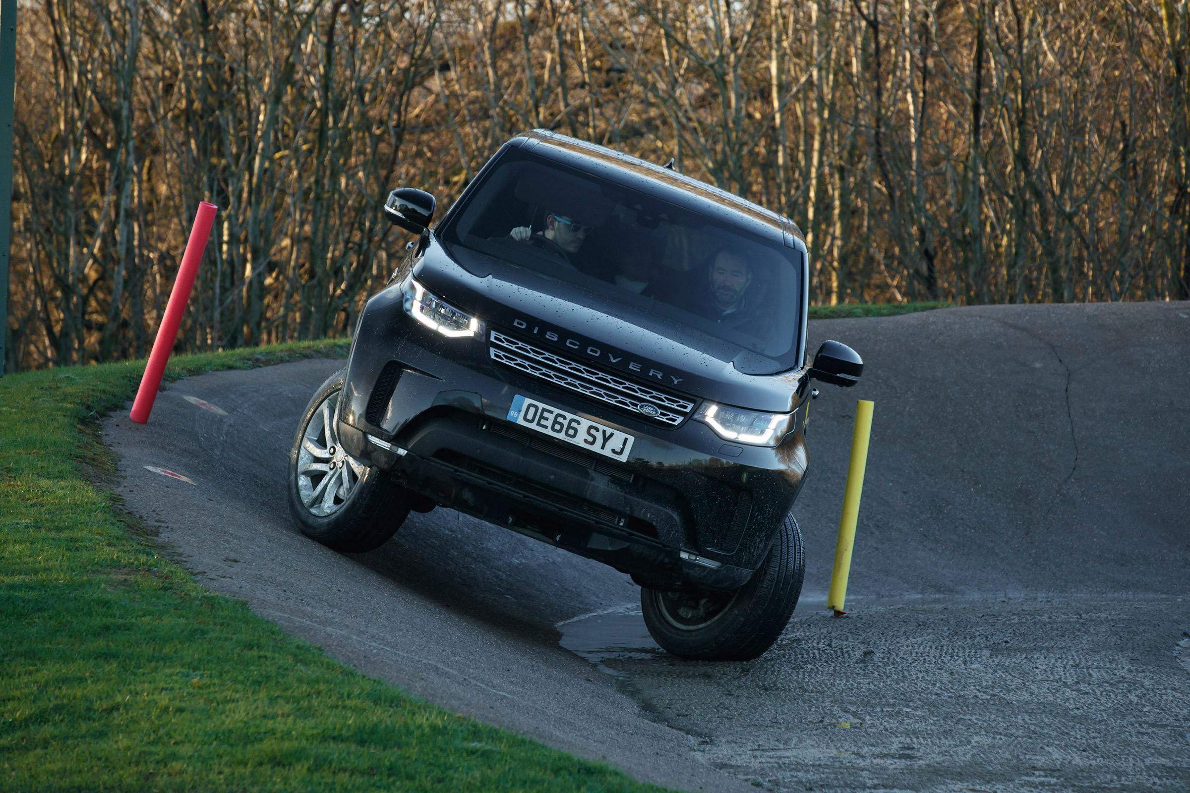 Land Rover Discovery - front