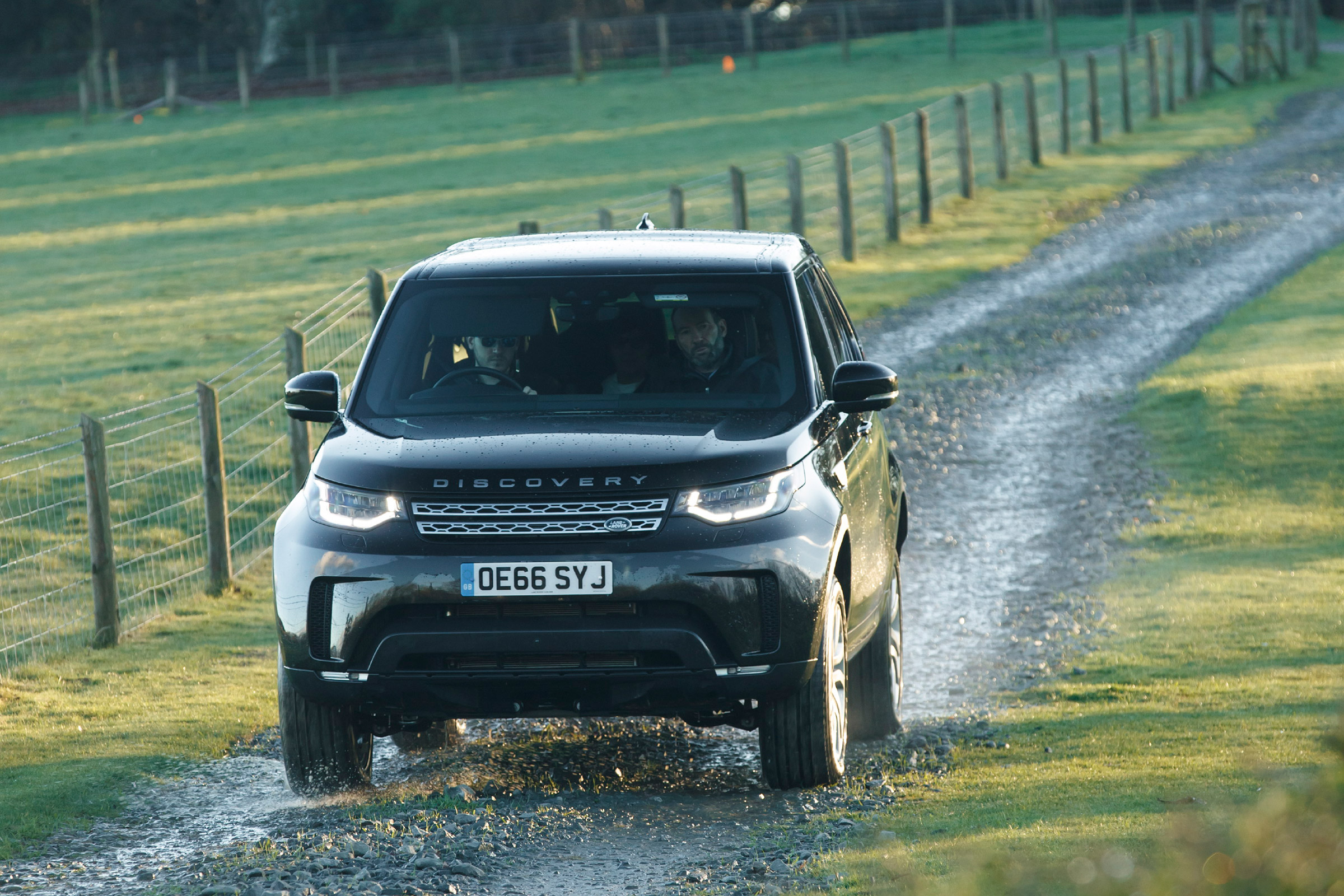 Land Rover Discovery - front