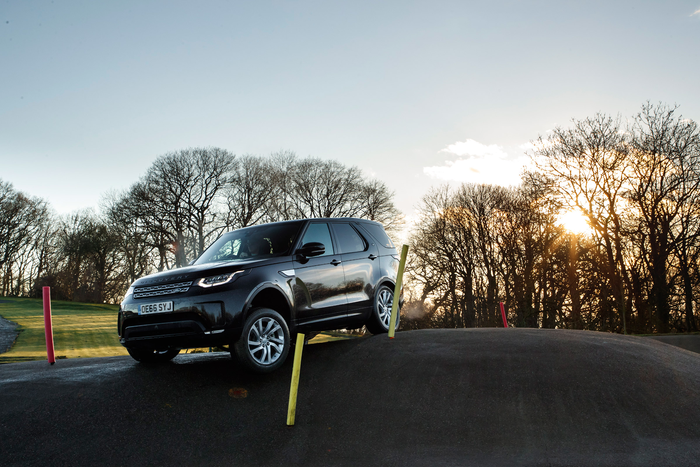 Land Rover Discovery - front three quarter
