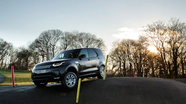 Land Rover Discovery - front three quarter