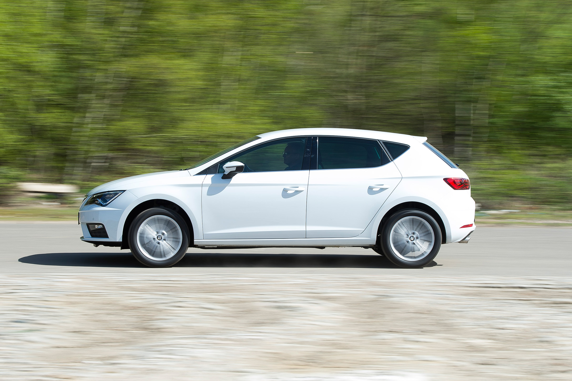 SEAT Leon - 2017 profile driving