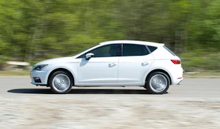 SEAT Leon - 2017 profile driving