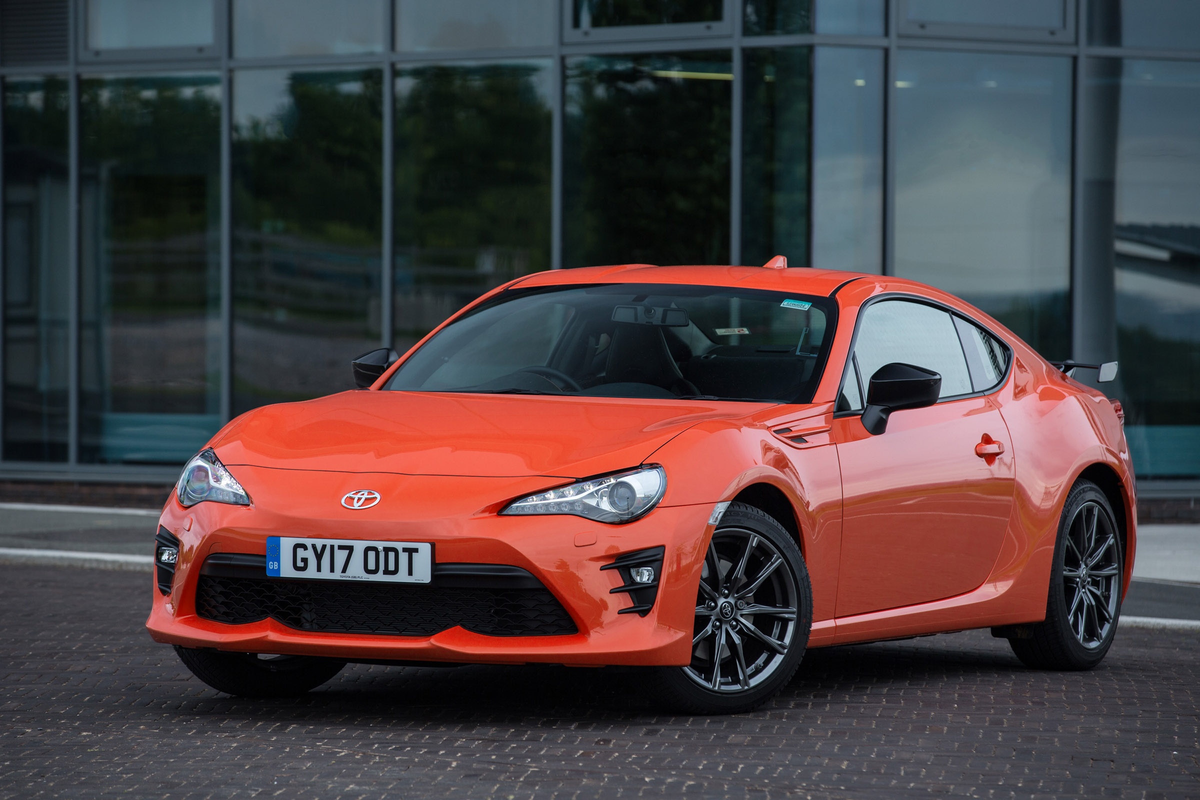 Toyota GT86 Orange Edition front three-quarters close