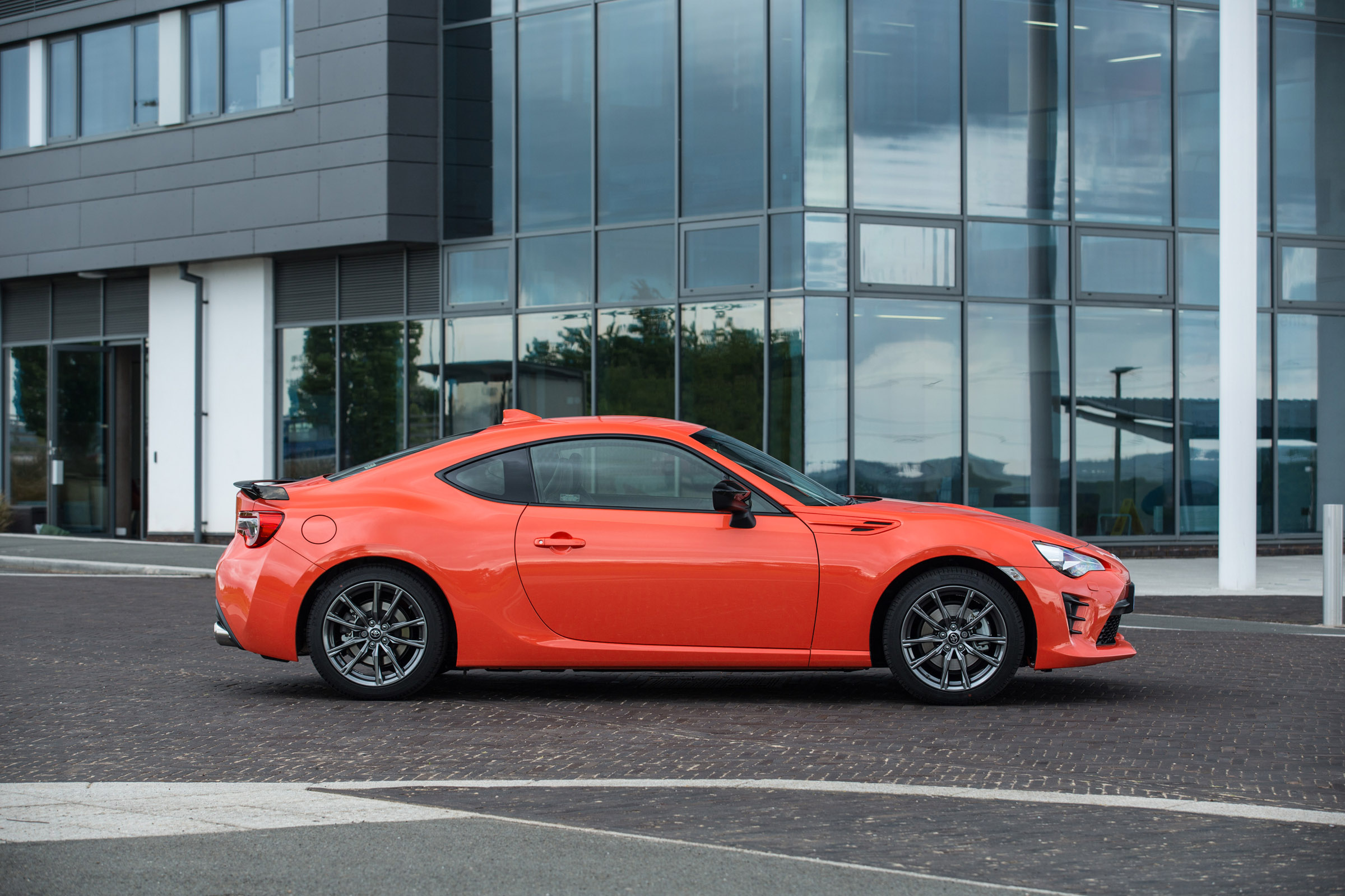 Toyota GT86 Orange Edition side