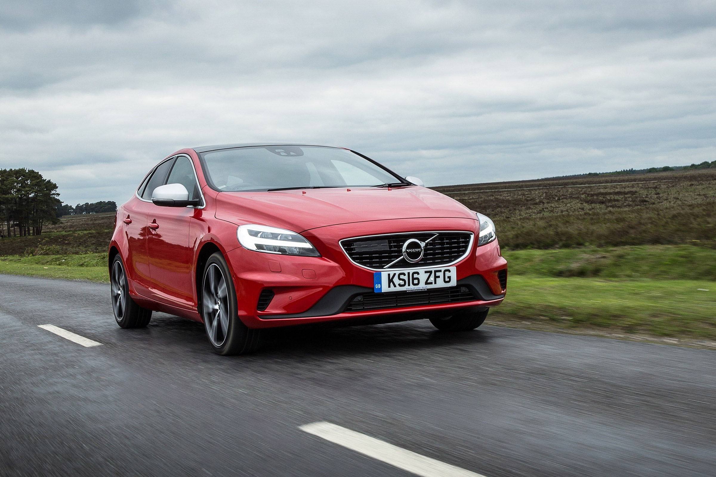 Volvo V40 2016 facelift - R Design front 2