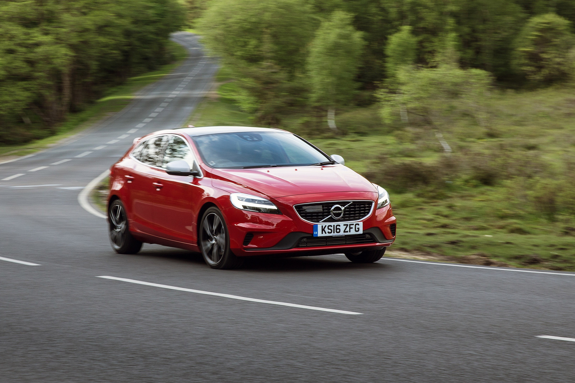 Volvo V40 2016 facelift - R Design front 3