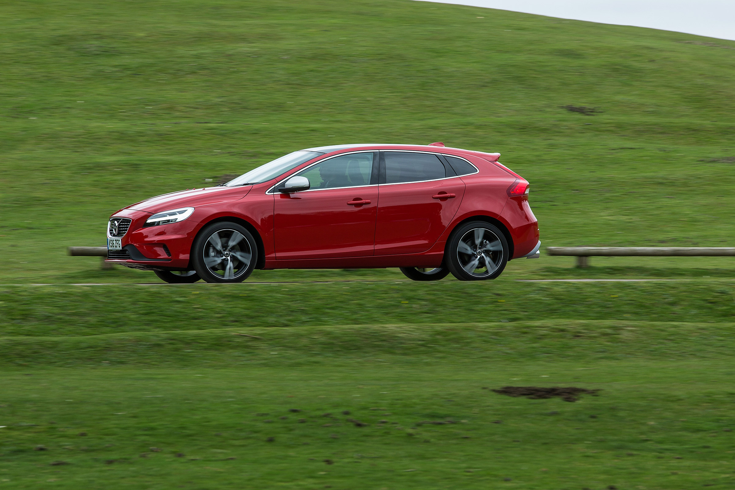 Volvo V40 2016 facelift - R Design profile