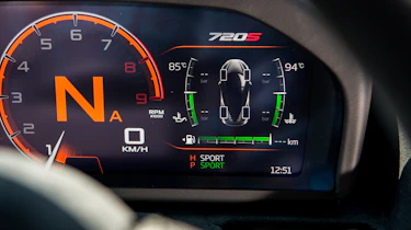 McLaren 720S - gauges