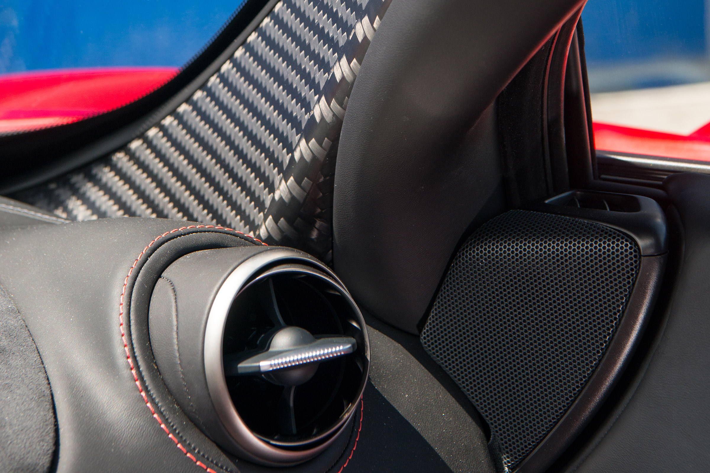 McLaren 720S - pillar