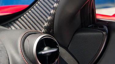 McLaren 720S - pillar