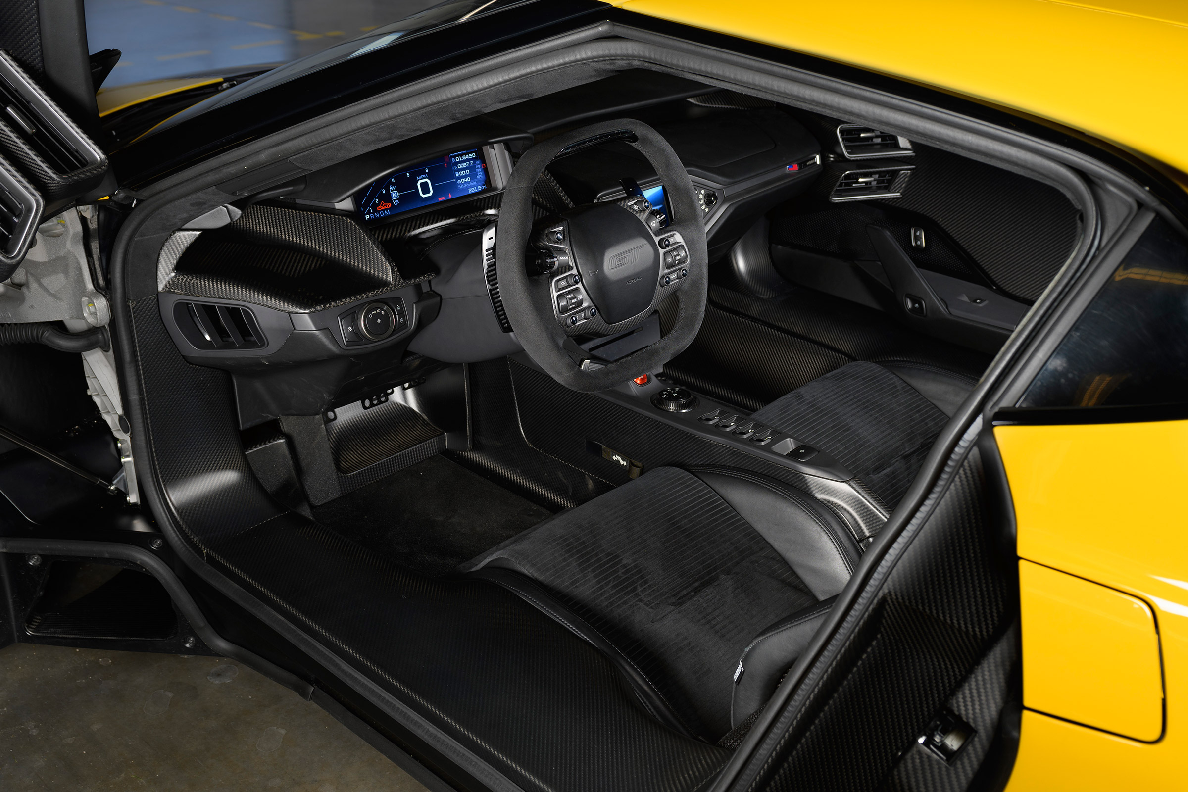 Ford GT - interior