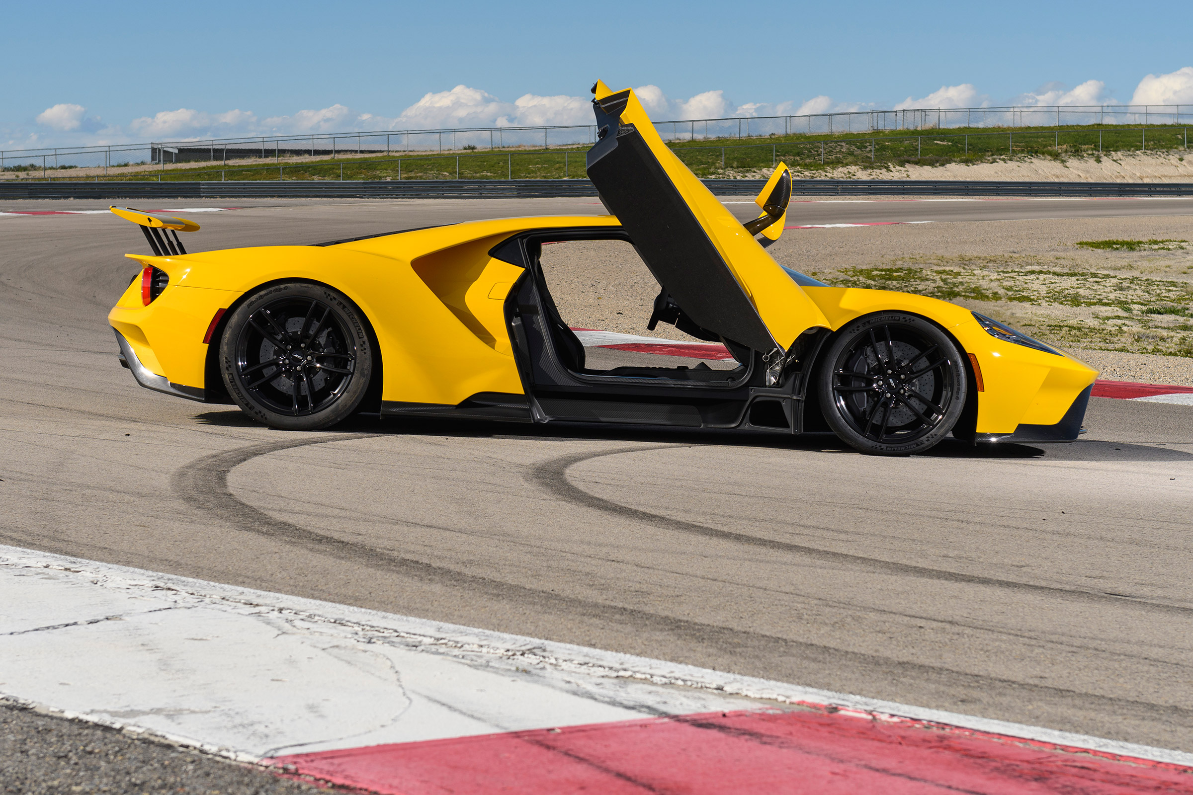 Ford GT - side profile