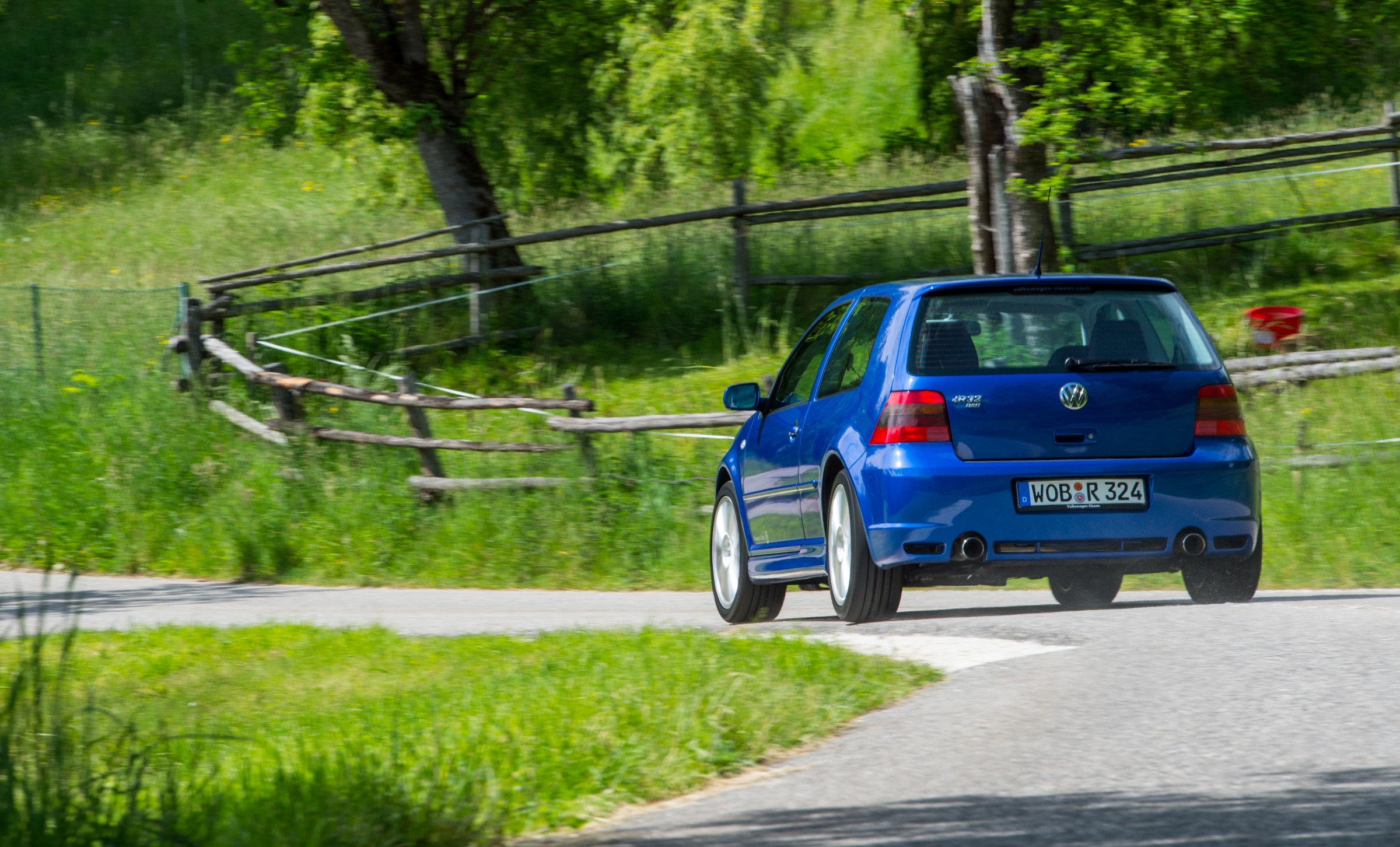 Volkswagen Golf R32 rear cornering