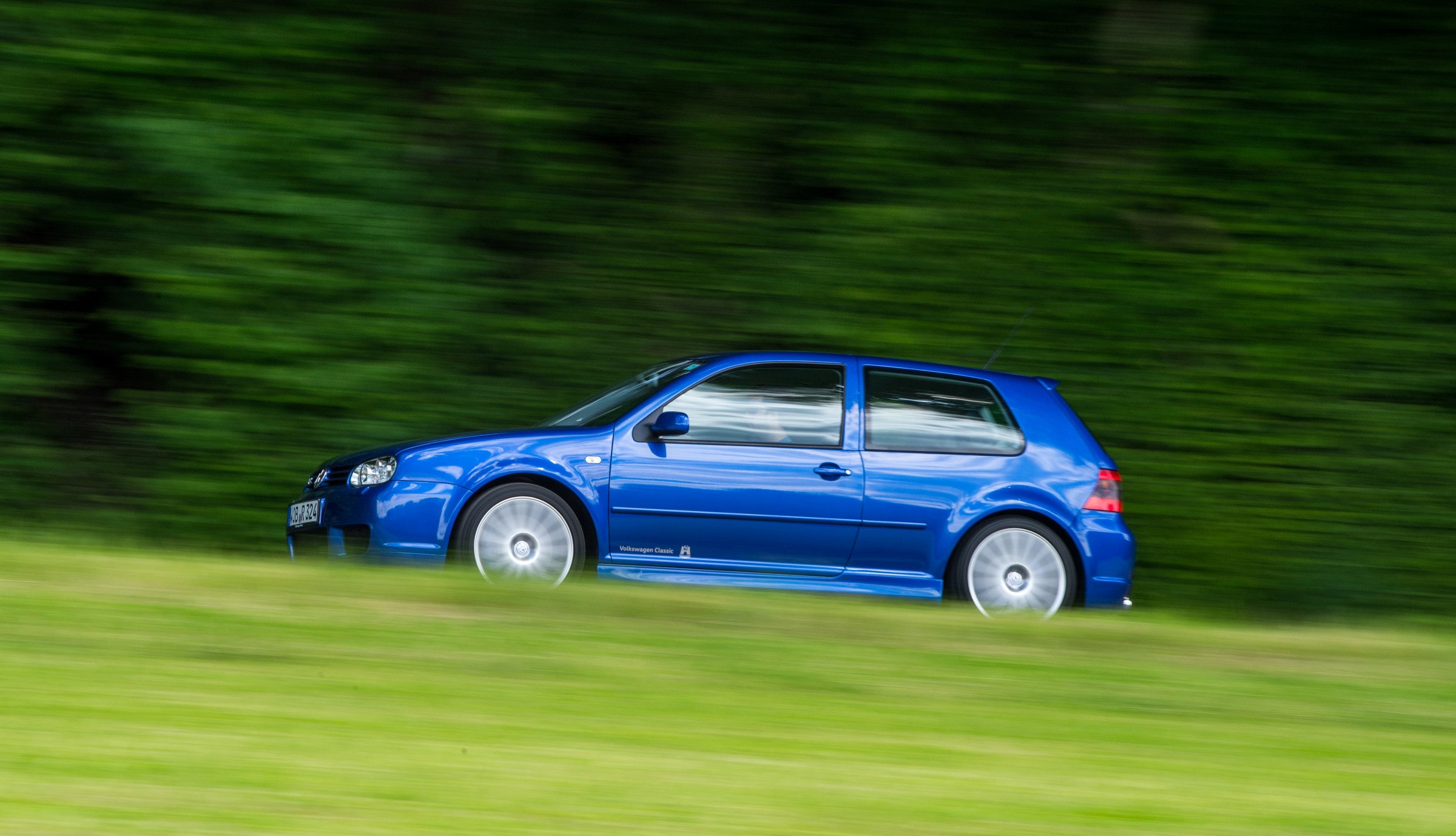 Volkswagen Golf R32 side profile