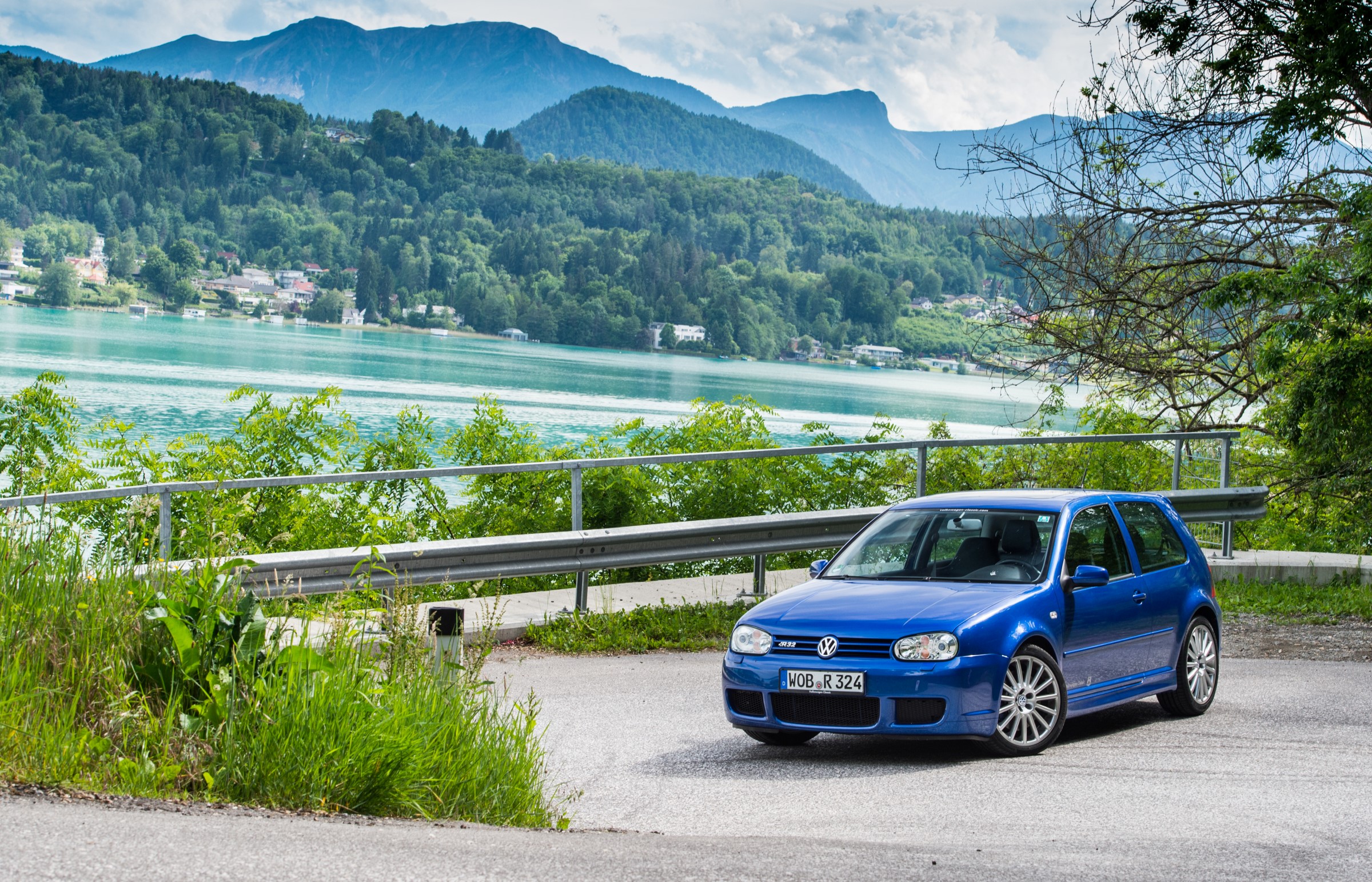 Volkswagen Golf R32 front three quarter