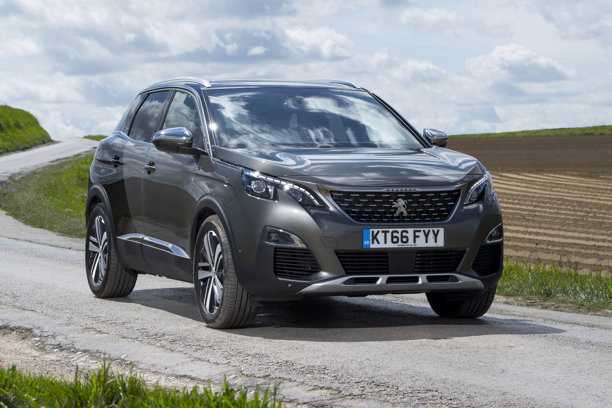 Peugeot 3008 GT front three quarters