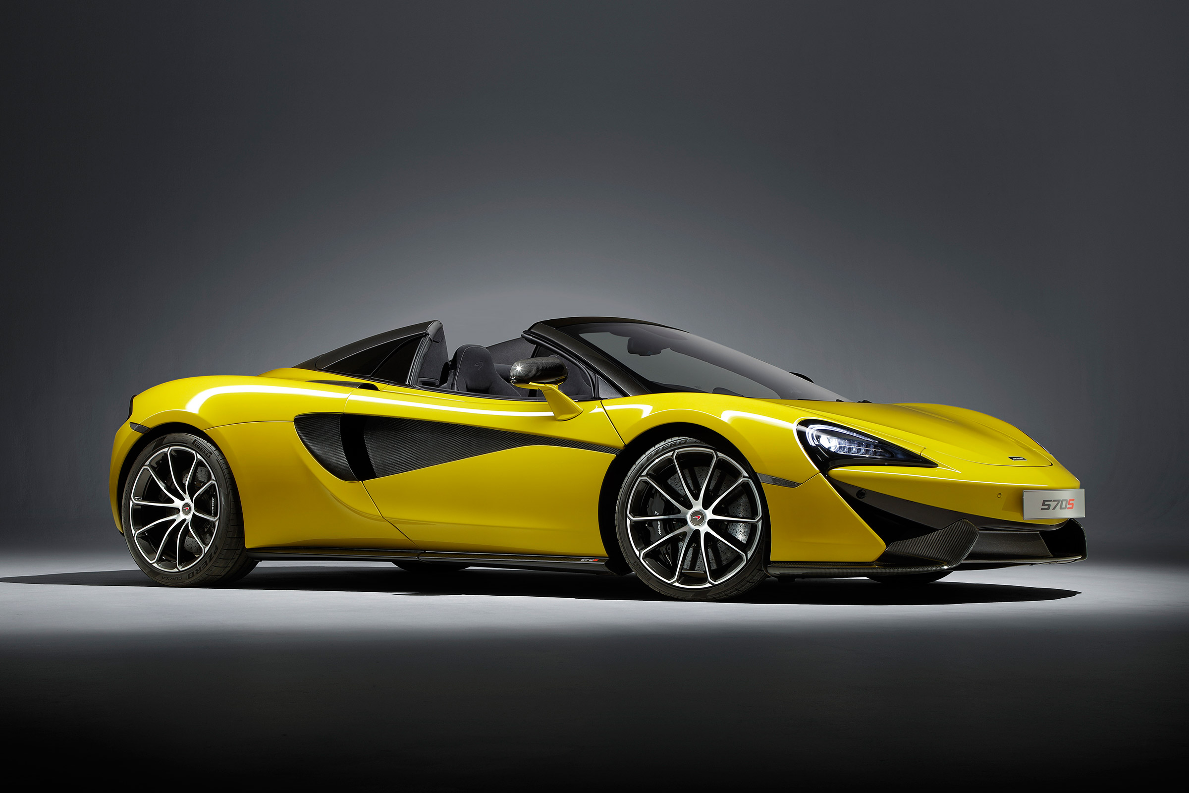 McLaren 570S Spider - front roof down