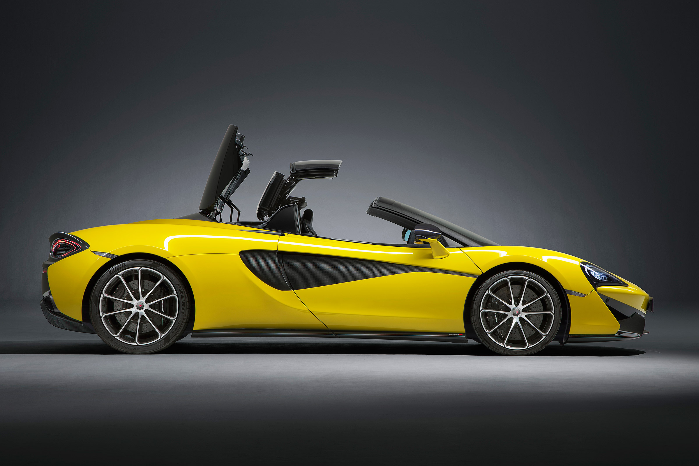 McLaren 570S Spider - profile roof moving
