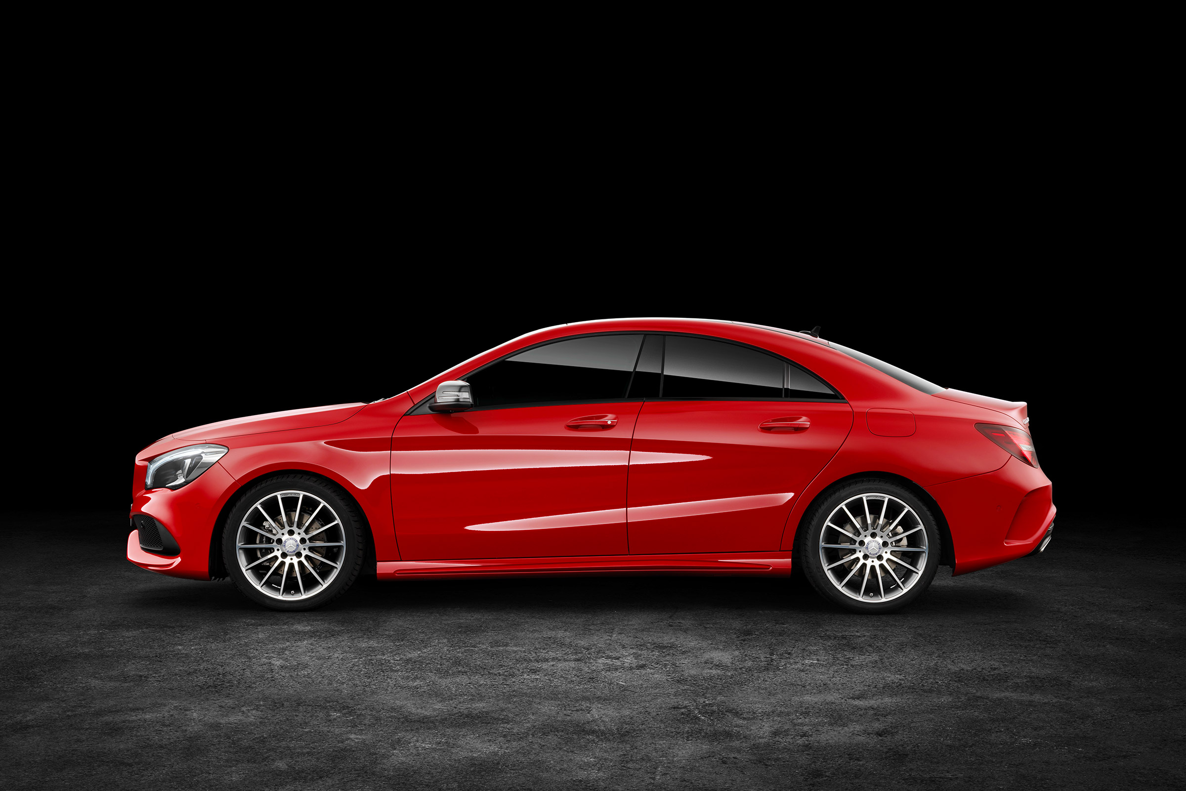 Mercedes-Benz CLA250 4MATIC - side