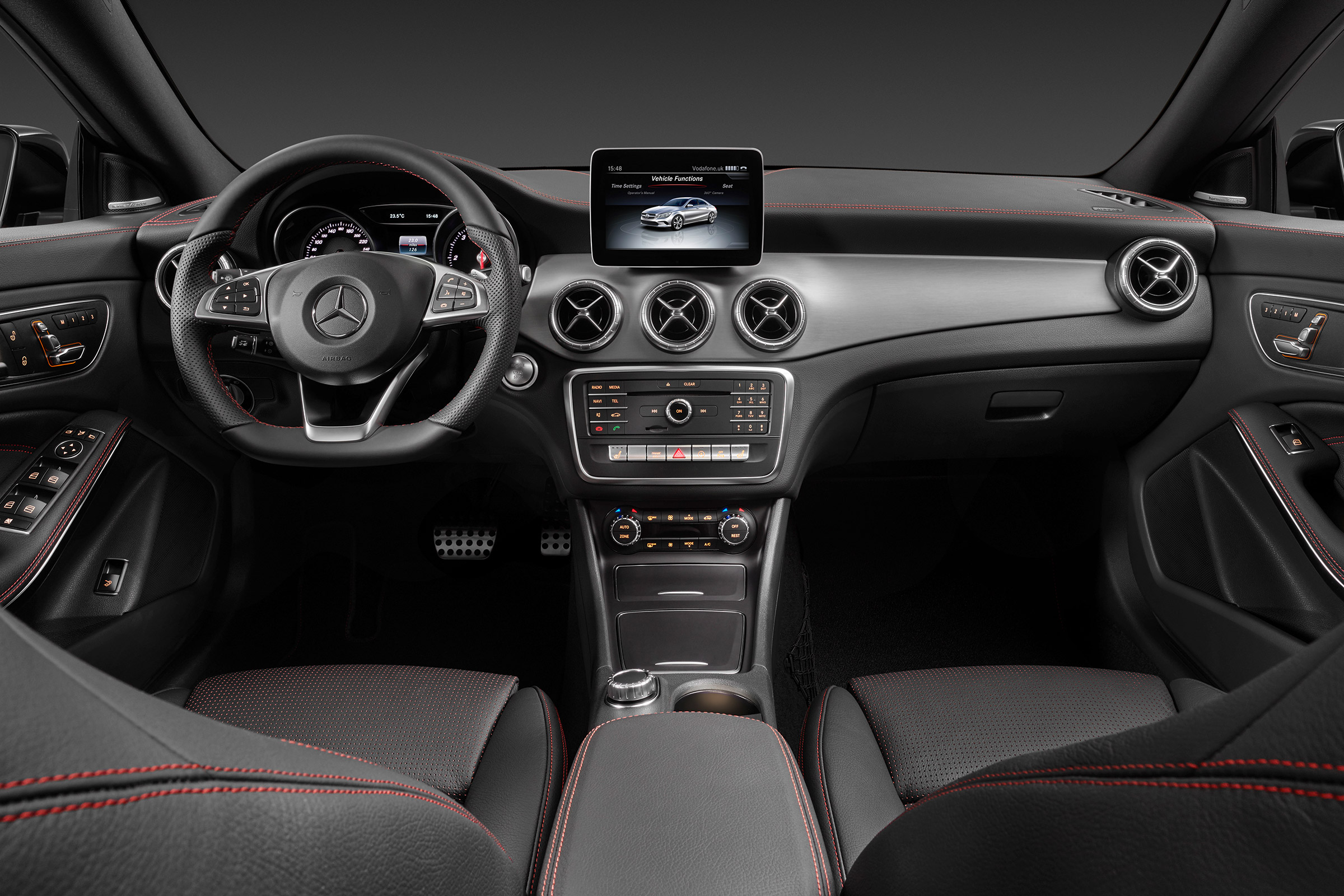 Mercedes-Benz CLA250 4MATIC - interior