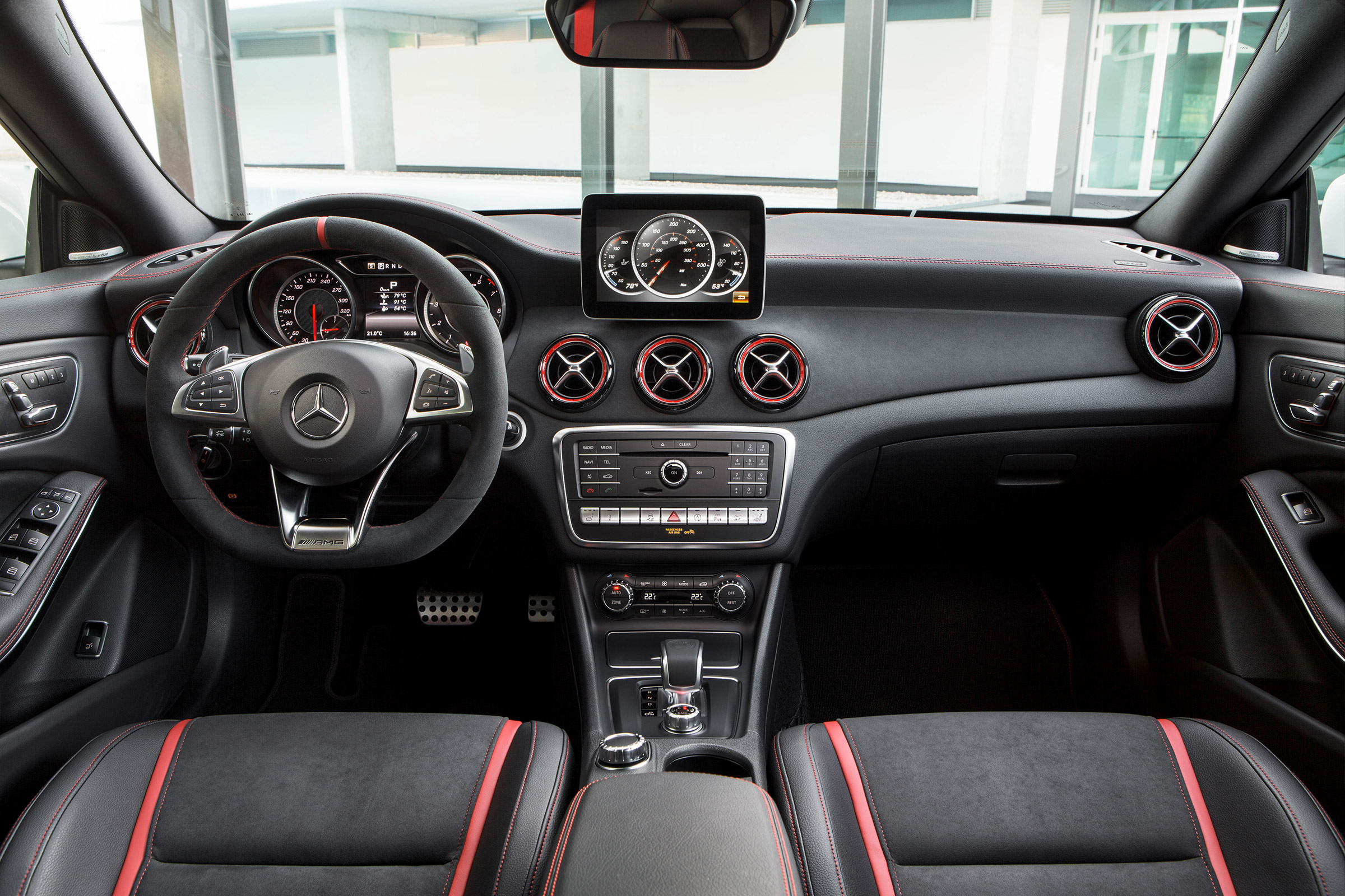 Mercedes-Benz CLA250 4MATIC - dash