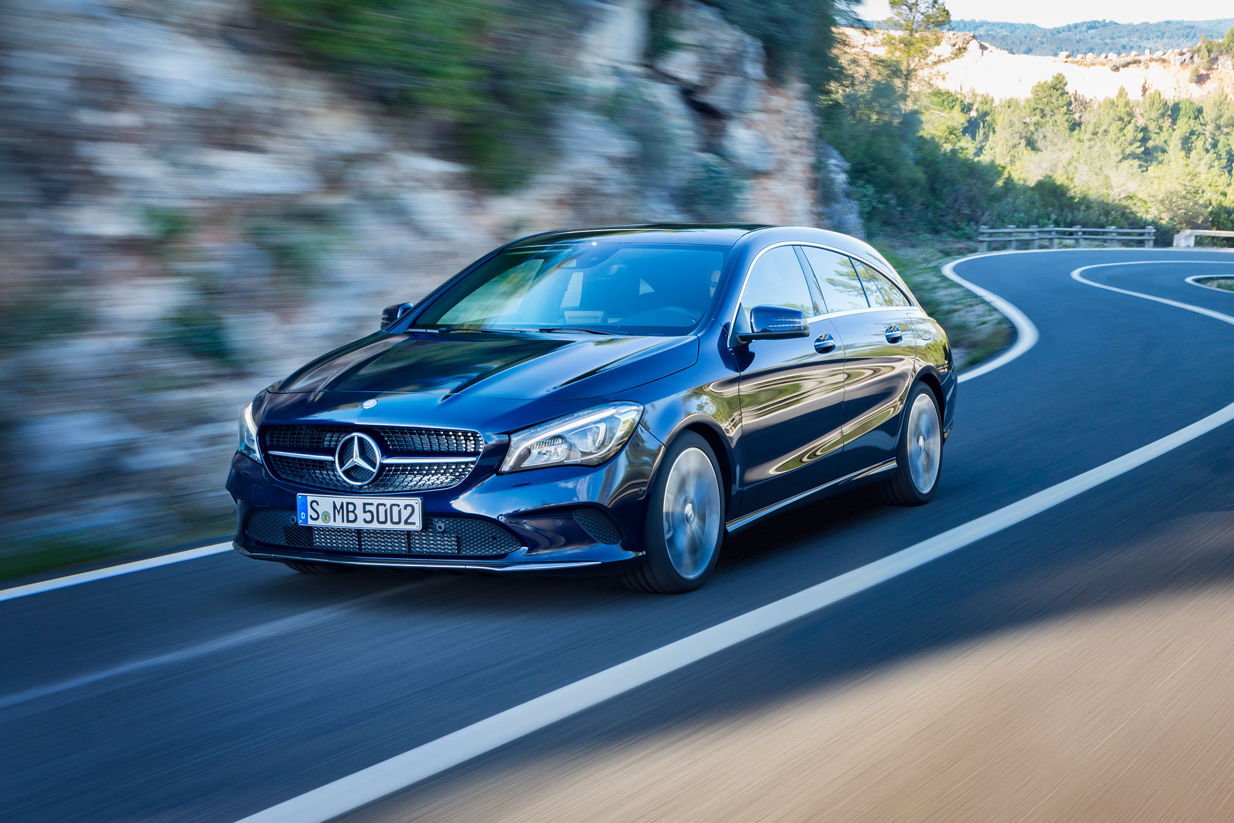 Mercedes-Benz CLA200 Shooting Brake - front 3