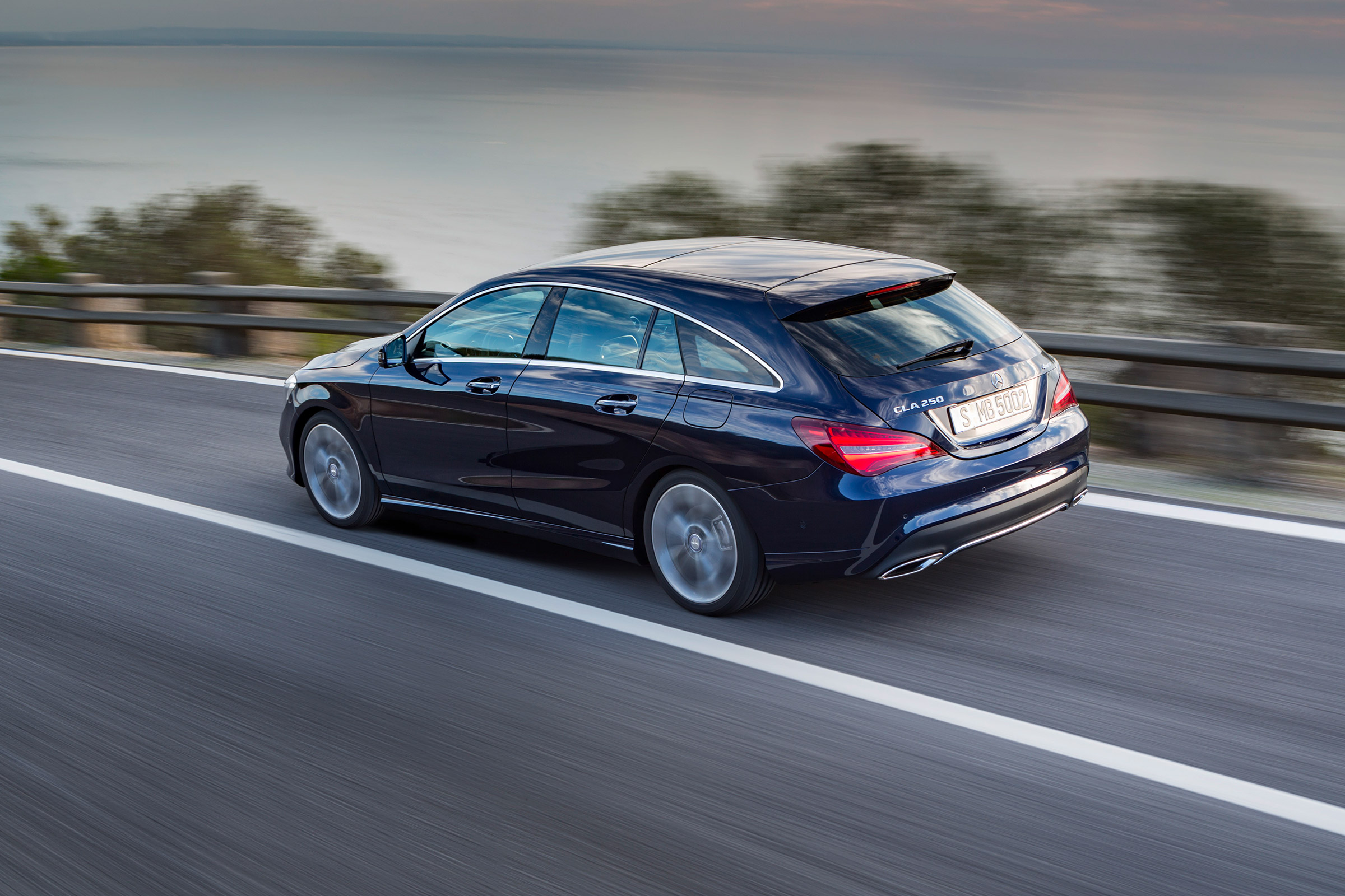 Mercedes-Benz CLA200 Shooting Brake - rear 1