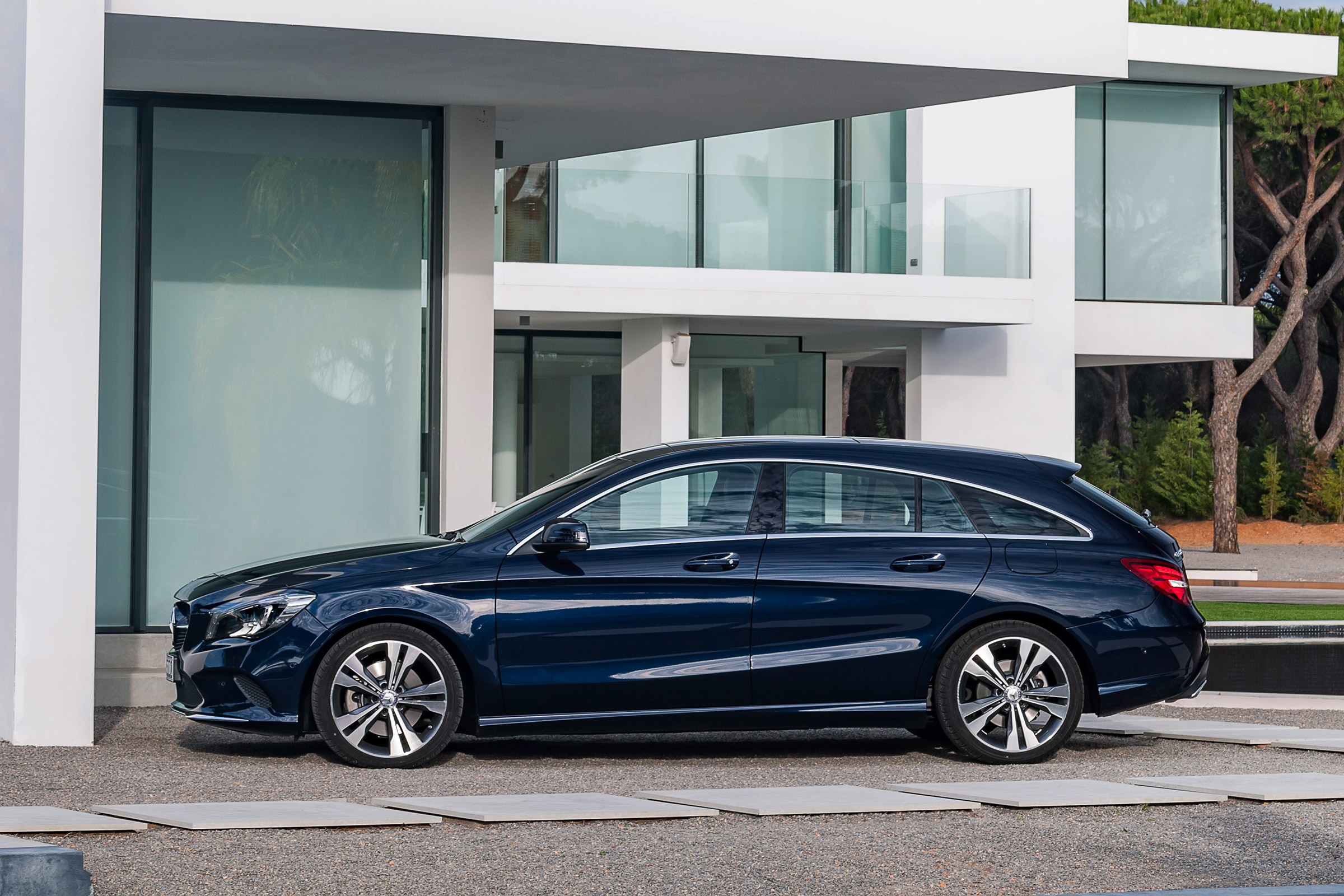 Mercedes-Benz CLA200 Shooting Brake -  static profile