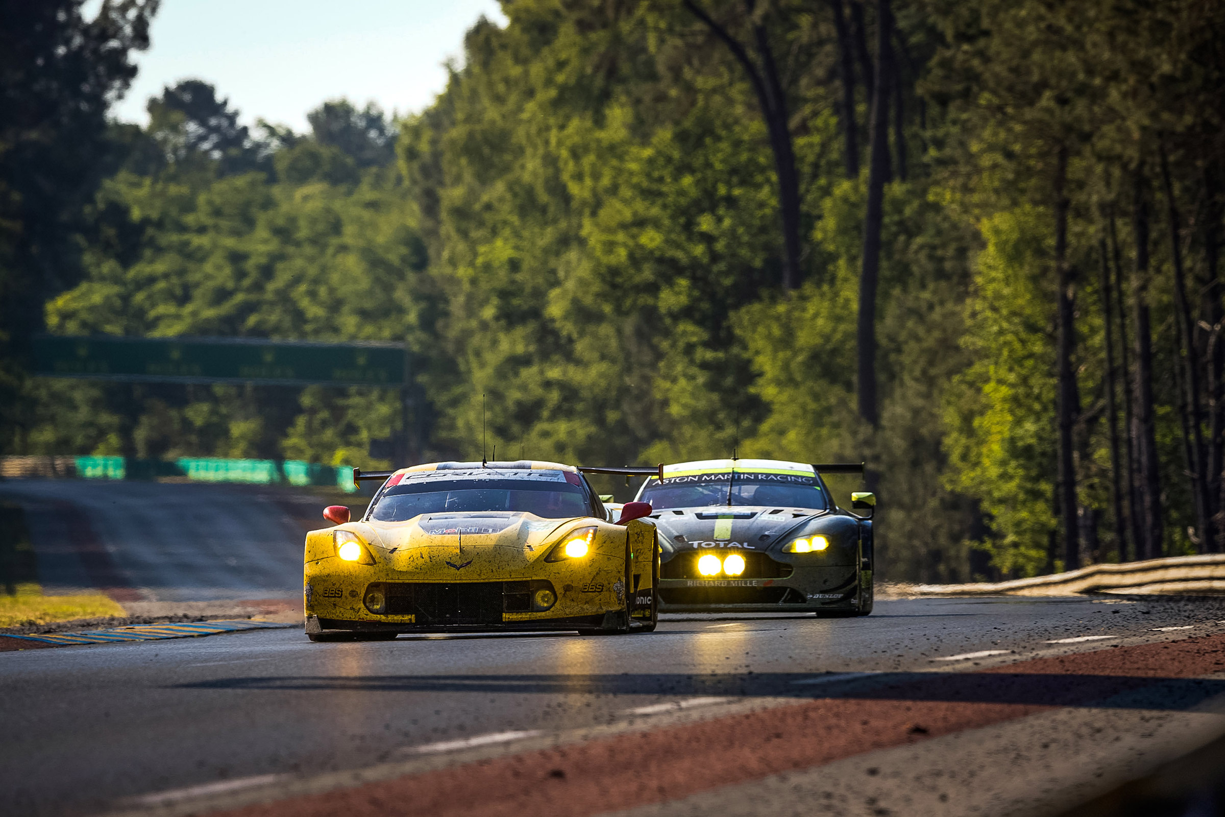 Le Mans 2017 - Corvette in front of AMR