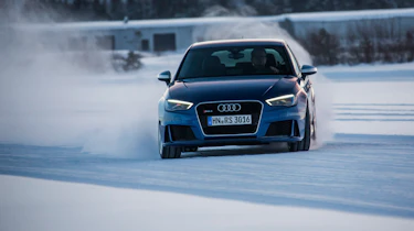 Audi RS3 - snow moving