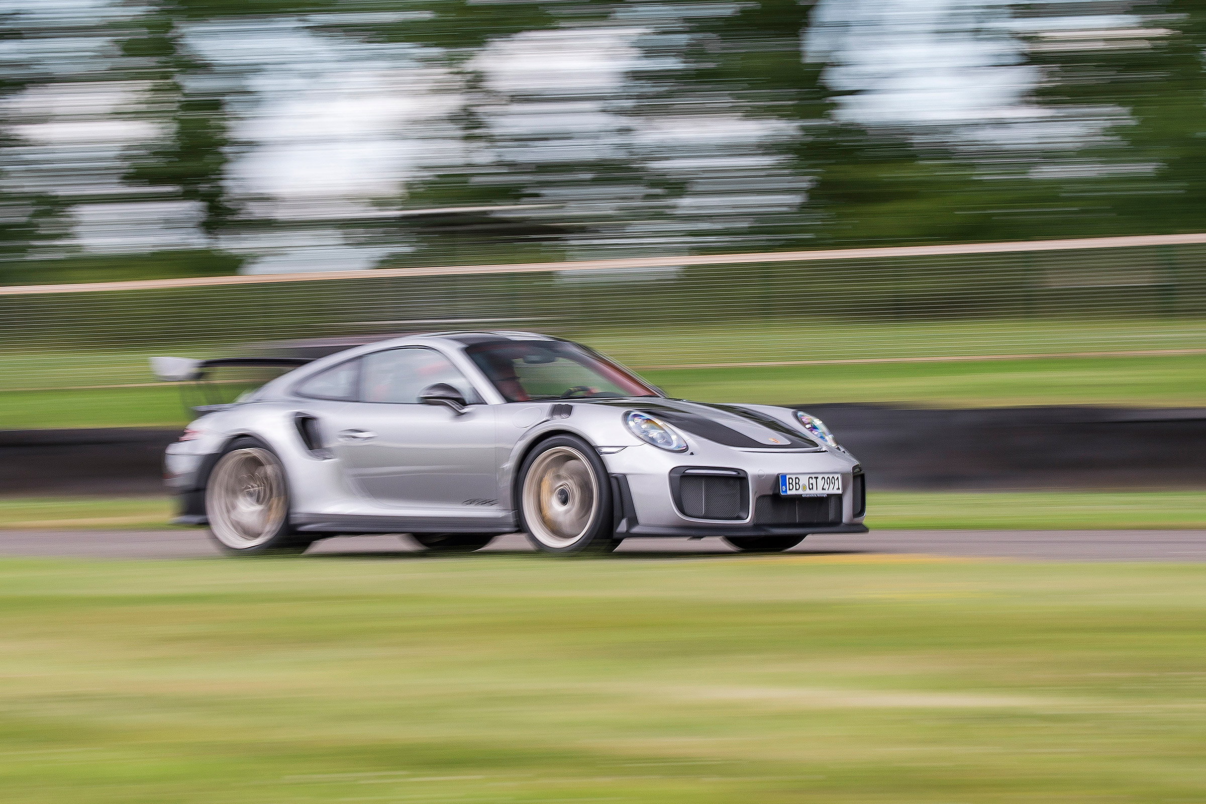 Porsche 911 GT2 RS - 991.2 driving 2