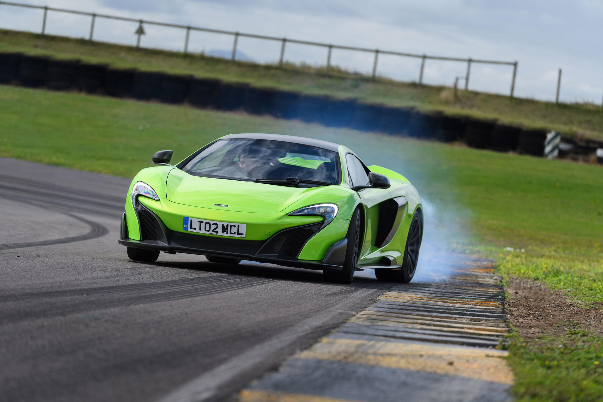 McLaren 675LT - front cornering