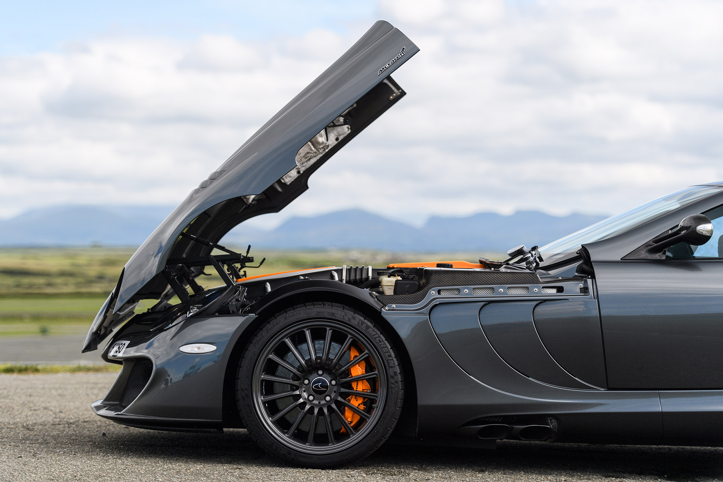 Mercedes SLR McLaren - bonnet open