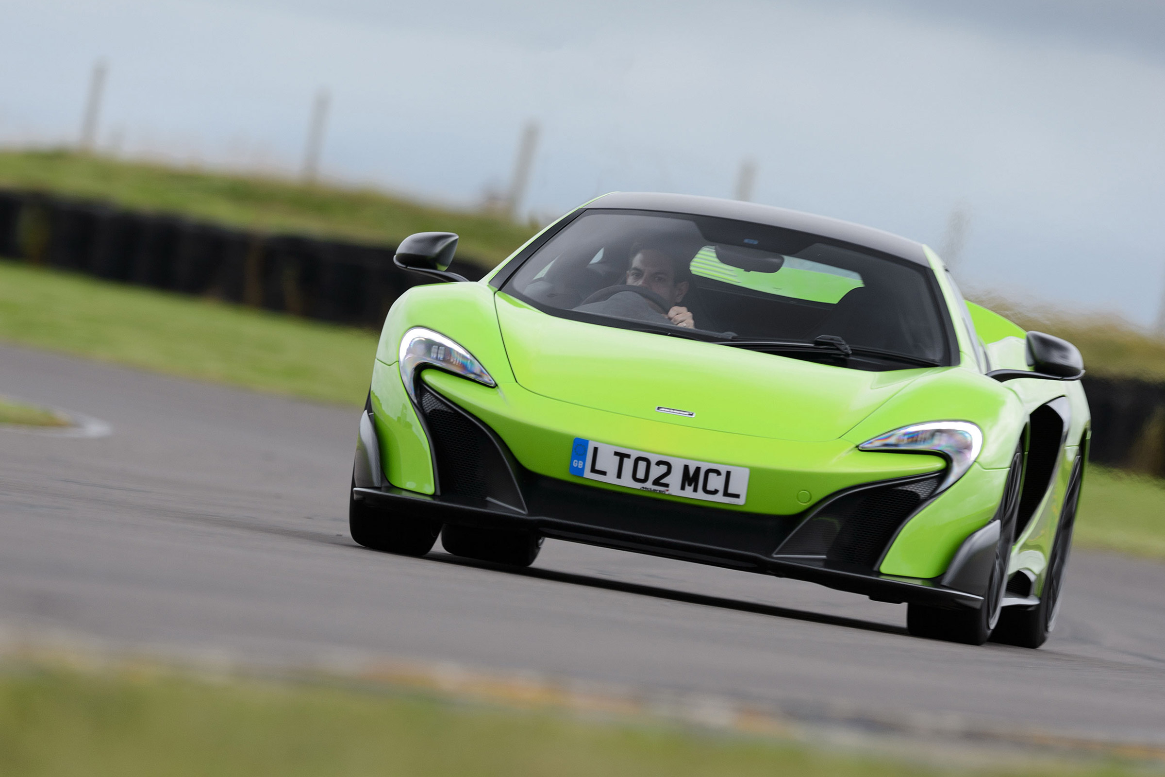 McLaren 675LT - front cornering