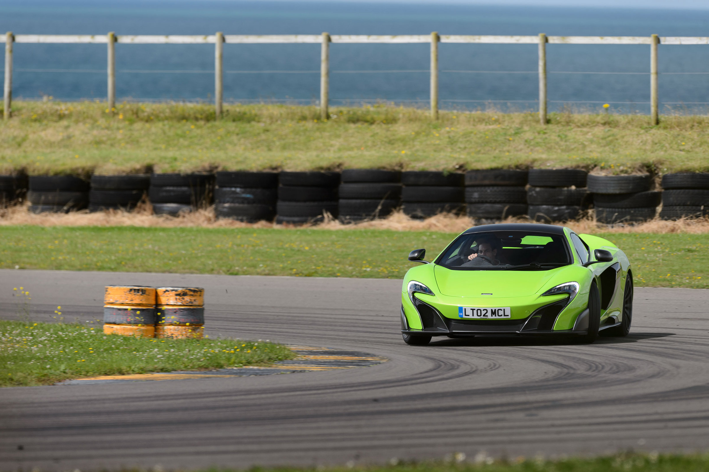 McLaren 675LT - front cornering
