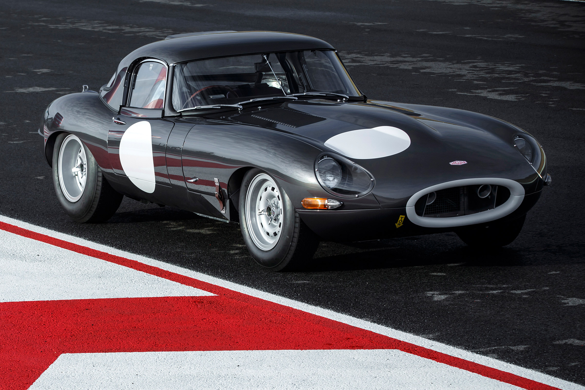 Lightweight Jaguar E-Type - front static